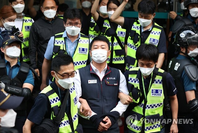 ▲ 경찰이 2일 오전 서울 중구 민주노총 사무실에서 민주노총 양경수 위원장의 신병을 확보한 뒤 연행하고 있다. ⓒ연합뉴스
