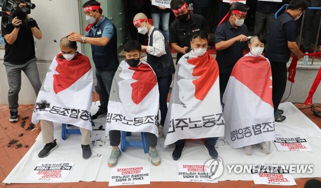 ▲ 민주노총 지도부가 2일 서울 중구 민주노총 앞에서 양경수 위원장 강제구인에 항의하는 기자회견을 열고 삭발식을 하고 있다. ⓒ연합뉴스