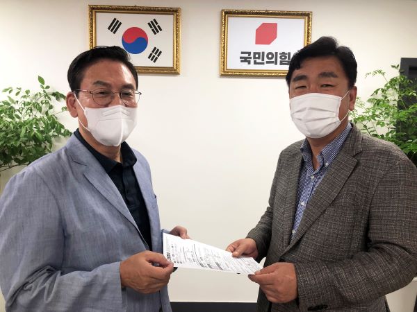 ▲ 이범석 전 행정안전부 지역발전정책관(전 청주시 부시장)이 2일 국민의힘 충북도당을 방문해 정우택 도당위원장에게 입당원서를 제출하고 있다.ⓒ국민의힘 충북도당
