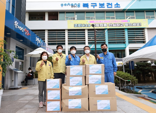 ▲ 포항제철소는 지난 1일 포항시 북구 보건소에 방문해 간식을 전달했다. 포항제철소 및 북구 보건소 관계자들이 기념 사진을 촬영하고 있다.ⓒ포항제철소