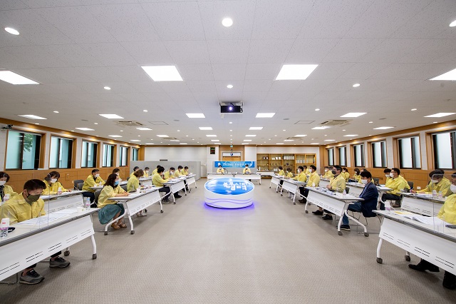 ▲ 영덕군은 지난 1부터 2일까지 이틀간 군청 3층 회의실에서 2022년도 주요업무보고회를 가졌다.ⓒ영덕군