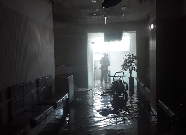 ▲ 2일 오전 11시 6분쯤 세종시 다정동 한 상가 건물 2층에서 불이 나 소방대원들이 진화 작업을 하고 있다.ⓒ세종소방본부