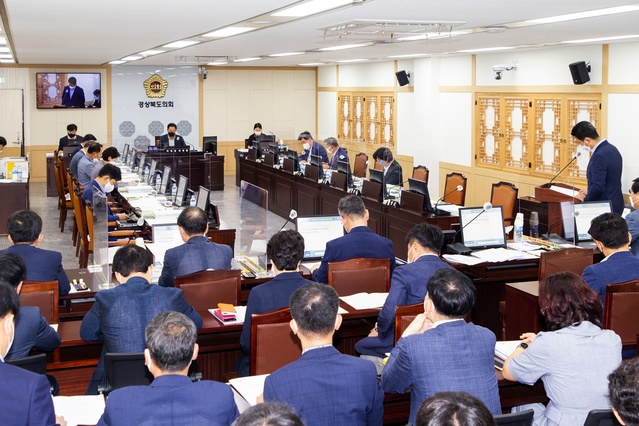 ▲ 경상북도의회 예산결산특별위원회(위원장 최병준)는 1일 경상북도지사와 경상북도교육감이 제출한 2021년도 제2회 추가경정 세입·세출예산안에 대한 심사를 모두 마치고, 계수조정소위원회를 거쳐 최종 의결했다.ⓒ경북도의회