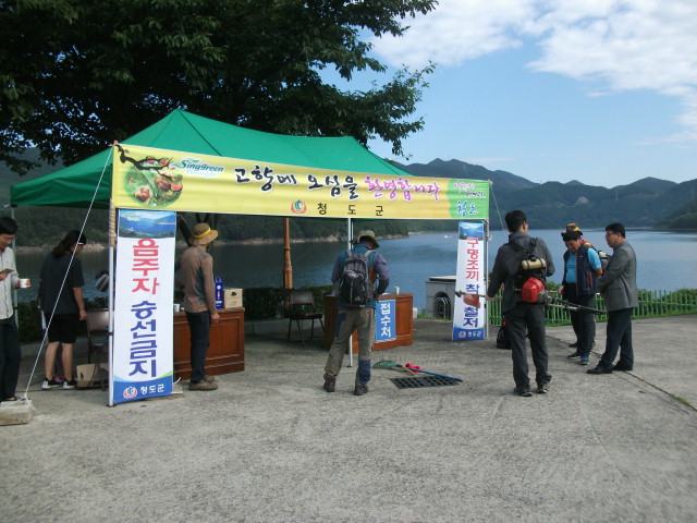 ▲ 청도군(군수 이승율)은 민족 최대의 명절인 추석을 맞이하여 육로 접근이 어려운 댐 수몰지역인 공암리와 오진리를 찾는 성묘객의 벌초와 성묘를 위해 청도군 관리선 및 한국수자원공사 운문권지사 관리선을 운항하여 이주민들에게 편의를 제공할 예정이다.ⓒ청도군
