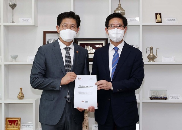 ▲ 양승조 충남도지사가 3일 노형욱 국토부장관을 만나 충남지역의 현안이 담긴 자료를 전달하고 있다.ⓒ충남도