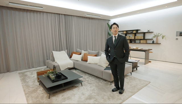 ▲ 롯데건설이 유튜브에서 인기를 끌고 있는 이호창 본부장과 콜라보로 만든 '그 남자의 72시간' 콘텐츠를 롯데캐슬 공식 유튜브 채널 '오케롯케'에서 공개한다고 3일 밝혔다. ⓒ 롯데건설