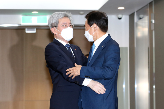 ▲ 한국은행 이주열 총재(오른쪽)과 고승범 금융위원장ⓒ한국은행