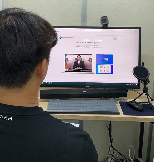 ▲ 직업계고 한 학생이 인공지능(AI) 모의 면접 시스템을 통해 대화하고 있다.ⓒ세종교육청