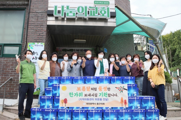 ▲ 동구의회 박민자의장과 박영순부장이 지난 2일 관내 지역아동센터에 위문품(복사용지)을 전달하고 관계자들을 격려했다.ⓒ동구의회