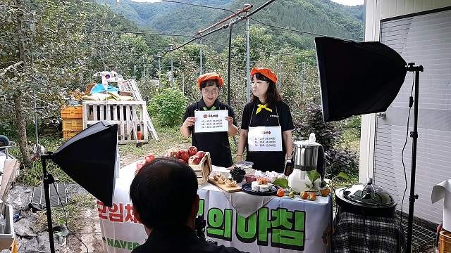 ▲ 군위군은 라이브커머스를 적극 활용해 농산물을 판매하고 있다.ⓒ군위군