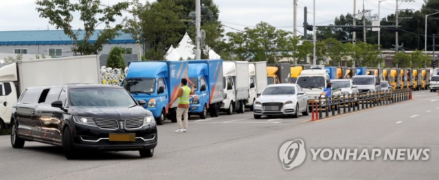 ▲ 택배 노조를 원망하는 유서를 남기고 극단적 선택을 한 40대 김포 택배대리점주의 운구차량이 2일 오전 경기도 김포시 한 택배업체 터미널에 마련된 분향소를 떠나고 있다. ⓒ연합뉴스