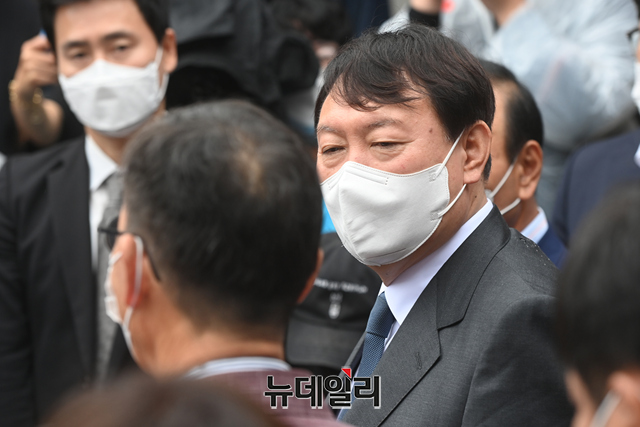 ▲ 국민의힘 윤석열 대선 경선후보가 지난달 31일 오전 충북 옥천군 육영수 여사 생가를 방문해 육 여사의 사진기록물을 살펴 보고 있다.ⓒ충북 옥천=강민석 기자