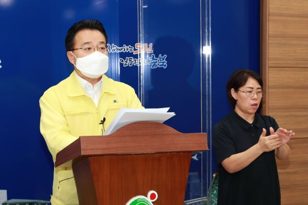 ▲ 서승우 충북도 행정부지사가  3일 사회적 거리두기 ‘3단계+α’ 연장 시행을 발표하고 있다. ⓒ충북도