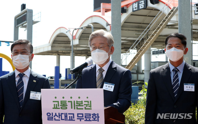 ▲ 이재명 경기지사가 3일 오전 경기 김포시 일산대교 요금소 앞에서 일산대교 무료화 추진 계획 현장 합동브리핑을 하고 있다. 정하영(왼쪽부터) 김포시장, 이 지사, 이재준 고양시장. ⓒ뉴시스