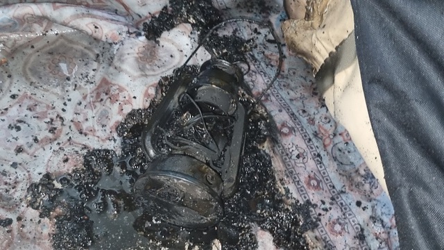 ▲ 충남 서산 A 오피스텔에서 화재가 시작된 캠핑용 충전등이 훼손돼 있다.ⓒ충남소방본부