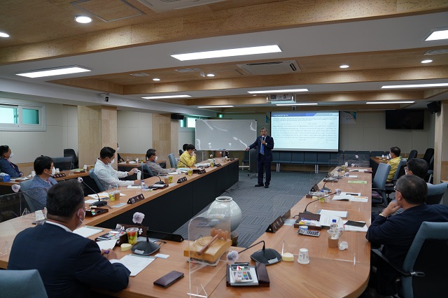 ▲ 울진군의회는 지난 2일 의회 소회의실에서 의원 및 직원들을 대상으로 의정실무 아카데미를 실시했다.ⓒ울진군의회