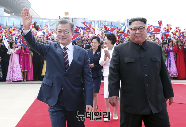 ▲ 지난 8월 22일 탈레반 치하의 아프간을 탈출하려는 아프간 현지인과 외국 체류자가 수도 카불의 하마드 카르자이 국제공항에서 미군의 C-17 글로브매스터3 수송기에 오르고 있다. ⓒ미 공군 제공 / 뉴시스