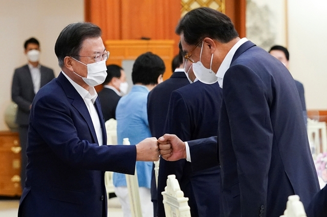 ▲ 문재인 대통령과 국민의힘 소속 정진석 국회 부의장이 3일 청와대에서 열린 오찬간담회에 앞서 '주먹인사'를 나누고 있다.