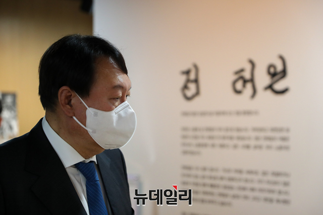 ▲ 지난 3일 윤석열 국민의힘 대선 예비후보가 서울 종로구 전태일 기념관을 방문해 故 이소선 여사 10주기 전시회를 살펴보고 있다. ⓒ윤석열 캠프