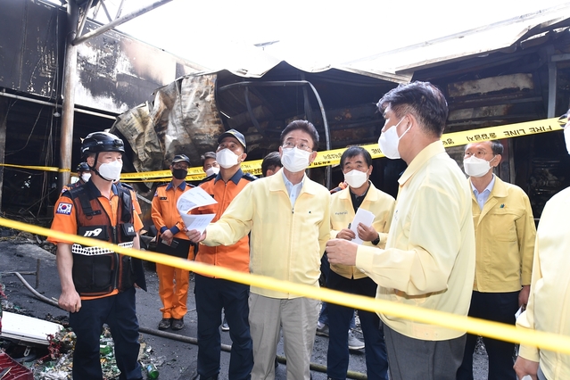 ▲ 이철우 경북도지사(중간)가 영덕시장 화재현장을 긴급히 방문해 피해현장을 세밀히 둘러보면서 “모든 행정력을 동원해 하루 빨리 생업으로 돌아갈 수 있도록 최대한 지원하도록 할 것”이라며 피해 상인들을 위로했다.ⓒ경북도