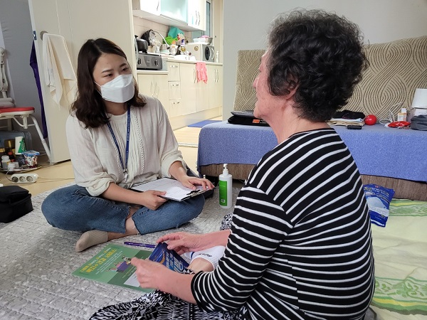 ▲ 대전 유성구 진잠동 행정복지센터 직원이 맞춤형 통합서비스 제공을 위해 대상 가정을 방문해 복지 상담을 실시하고 있어 눈길을 끌고 있다.ⓒ대전 유성구