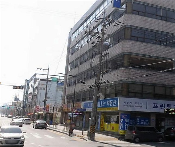 ▲ 대전 서구는 6일 탄방로와 정림로 일원 전선 지중화 사업을 본격 추진한다. 사진은 전선이 인도 위에 어지럽게 걸려 있는 모습이다.ⓒ대전 서구