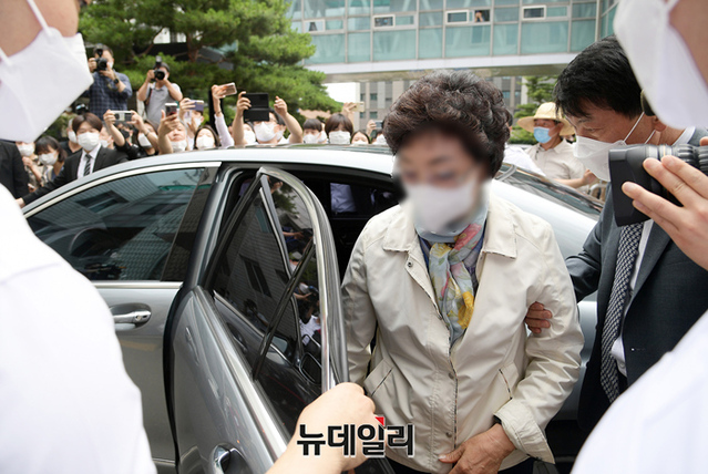 ▲ 윤석열 전 검찰총장의 장모 최 모씨가 지난 7월 2일 오전 경기 의정부지법에서 열린 1심 선고 공판에 출석하기 위해 차량에서 내리고 있다. ⓒ정상윤 기자