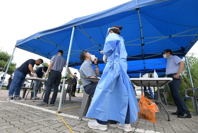 ▲ 충남 논산시가 성동 일반산업단지 근로자를 대상으로 코로나19 진단검사를 하고 있다.ⓒ논산시