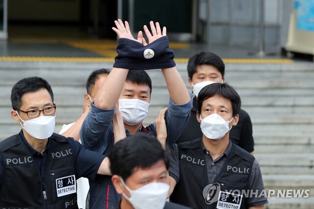 ▲ 양경수 민주노총 위원장이 6일 오전 서울 종로경찰서에서 나와 검찰로 이송되는 도중 조합원들을 향해 수갑을 찬 양손을 들어보이고 있다. ⓒ연합뉴스