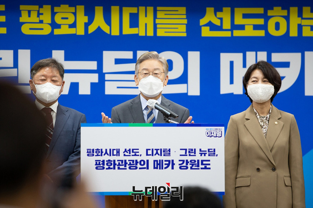 ▲ 6일 이재명 더불어민주당 대선 경선후보가 원주시를 방문해 강원도 공약을 발표하고 기자들의 질문에 답변을 하고 있다. ⓒ이재명캠프