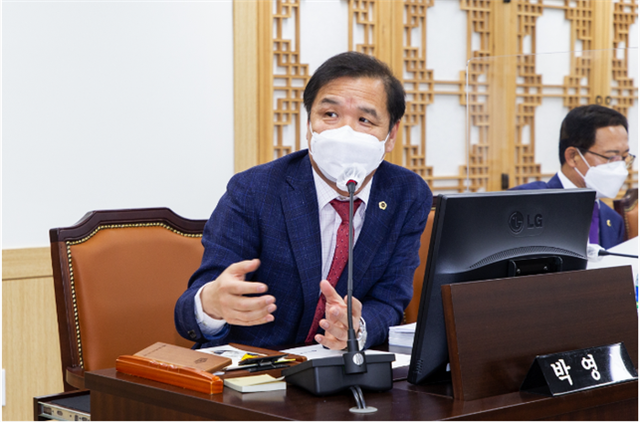 ▲ 박영서 경상북도의회 기획경제위원회 위원(국민의힘, 문경)은 지난 8월 20일부터 9월 2일까지 개최된 제325회 임시회 기간 ‘경상북도 해외진출기업의 국내복귀 지원에 관한 조례안’ 발의 및 기획경제위원회 소관 실·국 2021년도 제2회 추가경정예산안 및 동의안, 조례안 심의 등에 주력하며 빈틈없는 의정활동을 펼쳐 보였다.ⓒ경북도의회
