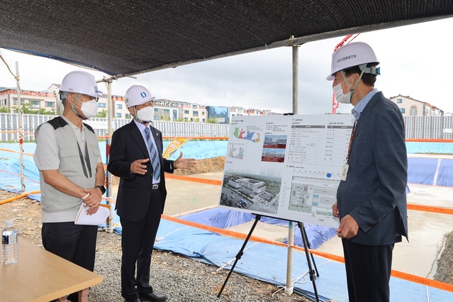 ▲ 대구시의회 장상수 의장(왼쪽 두번째)은 6일 10시부터 대구 미래 먹거리 육성과 혁신도시 정주여건 개선을 위한 주요 사업 현장 3개소를 잇달아 방문해 사업 추진상황을 청취하고 현장실태를 점검했다.ⓒ대구시의회
