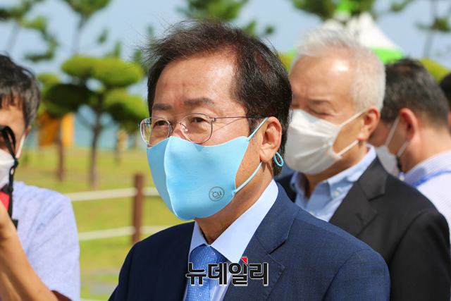 ▲ 홍준표 국민의힘 대선 예비후보가 6일 강원 강릉시 정동진 모래시계공원을 둘러보고 있다.ⓒ이종현 기자(사진=홍준표 캠프)