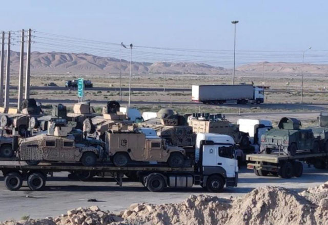 ▲ 험비와 지뢰방호차량 등 미군장비를 실은 대형 트럭이 이동할 준비를 하는 모습. 테헤란 인근에서 찍혔다고 한다. ⓒ전문매체 이란 인터내셔널 트위터 캡쳐.