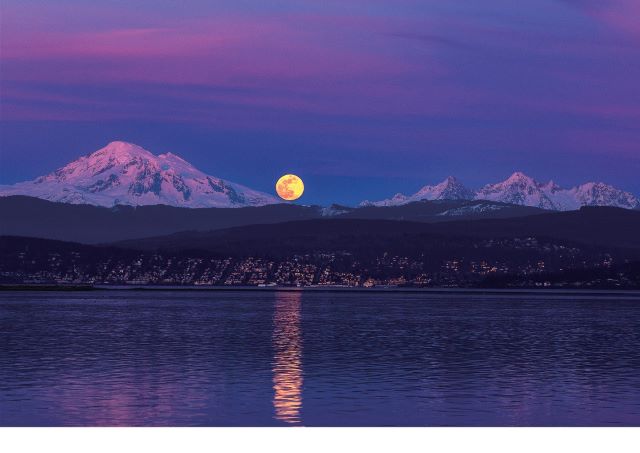 ▲ 미국 벨링햄시(자매도시) 대표사진 ‘벨링햄에 깃든 보름달 Full Moon over Bellingham’ⓒ청주시