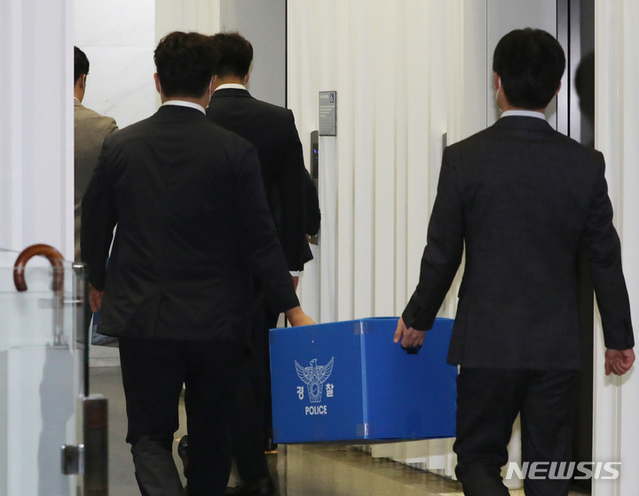 ▲ 서울경찰청 반부패·공공범죄수사대 수사관들이 지난달 31일 오후 서울 중구 서울시청 서소문2청사 도시계획국 등에서 오세훈 서울시장의 선거법 위반 혐의와 관련, 압수수색을 마친 뒤 압수물품 박스를 들고 나서고 있다. ⓒ뉴시스