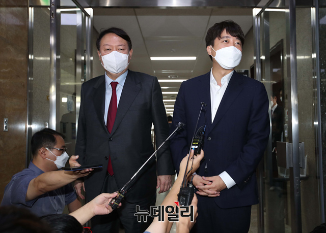 ▲ 이준석 국민의힘 대표와 윤석열 국민의힘 대선 예비 후보가 6일 서울 여의도 국회 당대표실에서 비공개 면담을 마친 뒤 기자들의 질문에 답변하고 있다.ⓒ이종현 기자