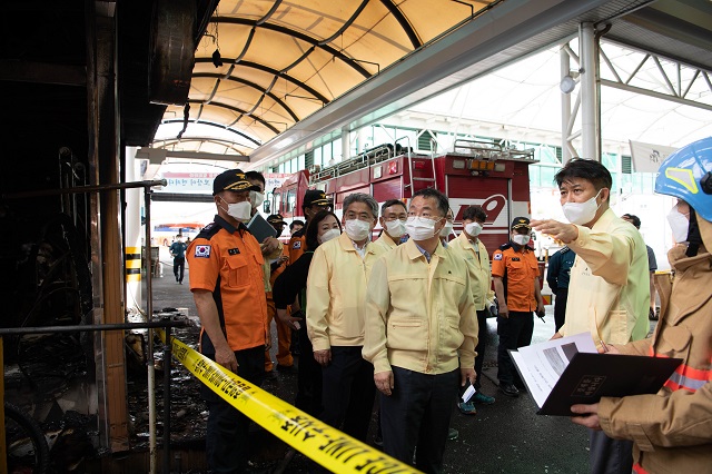 ▲ 이희진 군수가 영덕시장 화재 현장을 파악하고 있다.ⓒ영덕군