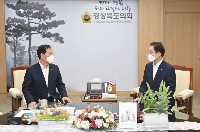 ▲ 경북교육청(교육감 임종식, 오른쪽)은 경북도의회(의장 고우현)와 협력해 학생 교육 회복을 통해 코로나19를 극복하기 위해 도내 모든 학생에게 ‘온학교 교육회복학습지원’ 30만 원을 지원한다.ⓒ경북교육청