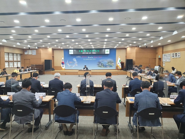 ▲ 경산시는 6일 대회의실에서 최영조 시장 주재로 국·소장, 담당관, 과·소장 및 읍면동장 등 직원 40여 명이 참석한 가운데 9월 확대간부회의를 가졌다.ⓒ경산시