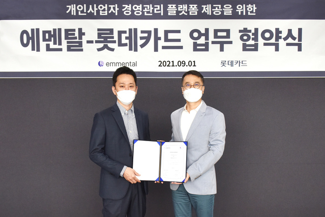 ▲ 한정욱 롯데카드 디지털본부장(오른쪽)과 이성봉 에멘탈 대표이사(왼쪽)의 업무 협약 체결 모습. ⓒ 롯데카드