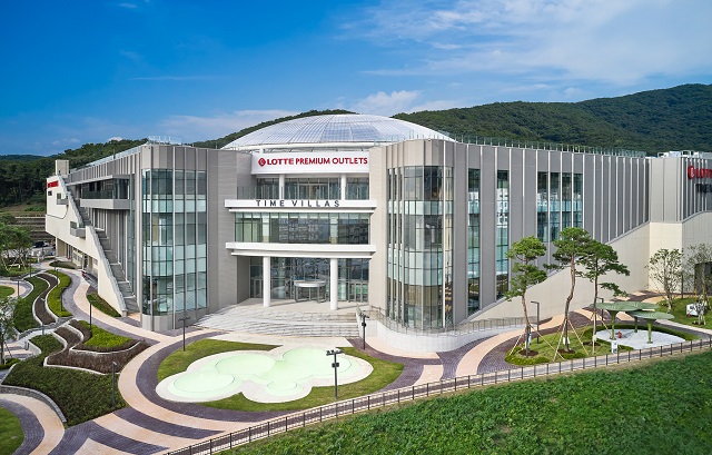 ▲ 롯데 프리미엄아울렛 타임빌라스.ⓒ롯데쇼핑