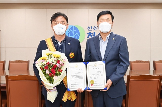 ▲ 윤경희 청송군수(왼쪽)가 자유민주주의 수호와 군민행복 및 복리증진에 헌신한 공로로 세계자유민주연맹에서 수여하는 포상인 ‘자유장’을 수상했다. 오른쪽은 자유장을 전수한 이우경 한국자유총연맹 경북도회장.ⓒ청송군