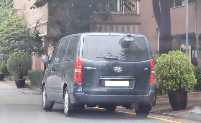 ▲ 7일 오전 10시경부터 김세의 가세연 대표 집 앞에 정차해 있는 승합차. 김 대표에 따르면 이 차량 안에 경찰 병력 10명이 대기 중인 것으로 전해졌다. ⓒ뉴데일리