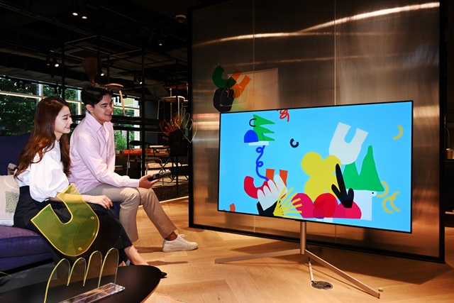▲ 아트 오브제와 함께 연출돼 있는 LG 올레드 에보. ⓒLG전자