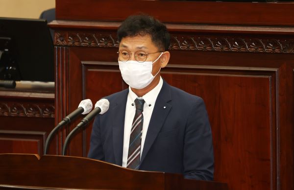▲ 충북도의회 박성원 교육위원장이 7일 열린 제393회 임시회 제2차 본회의에서 일본 규탄 발언을 하고 있다.ⓒ충북도의회