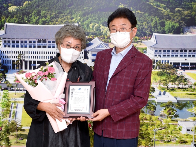 ▲ ‘올해의 경북여성’으로 이정옥 포항여성예술인연합회 초대회장(왼쪽)이 선정됐다.ⓒ경북도