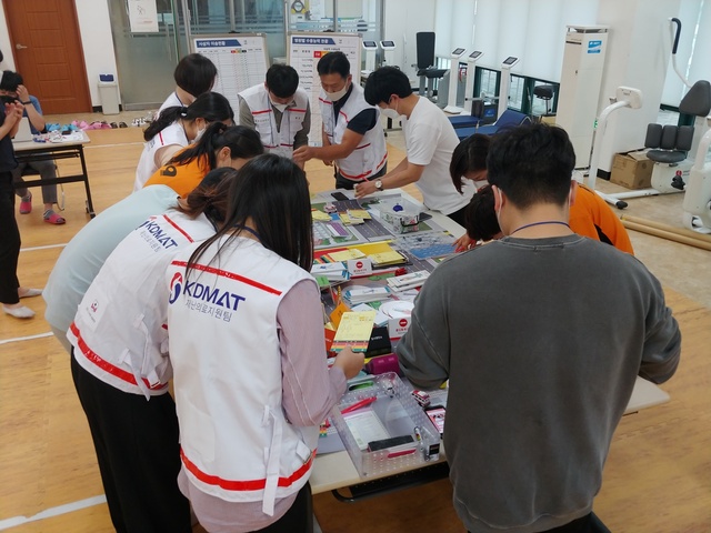 ▲ 칠곡군은 지난 6일 보건소 건강증진센터에서 의료재난 신속대응반과 칠곡소방서 구급대원 등 20명이 참가한 가운데 ‘2021년도 재난의료대응 도상훈련’을 실시했다.ⓒ칠곡군