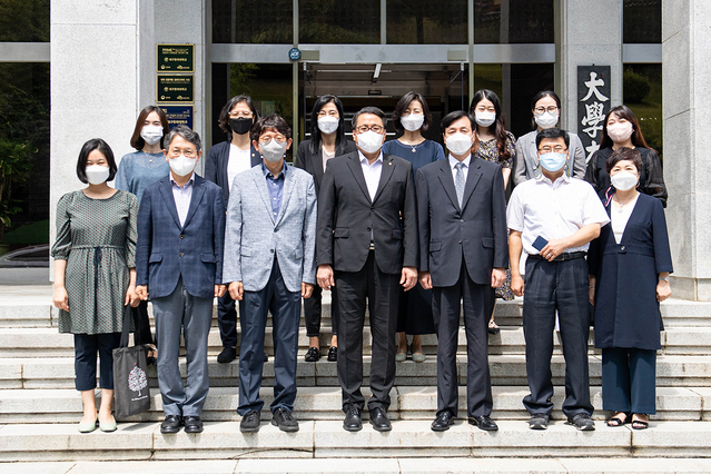 ▲ 변창훈 총장과 진기훈 대구광역시 국제관계대사와 관계자들이 대학을 방문해 기념촬영을 하고 있다.ⓒ대구한의대