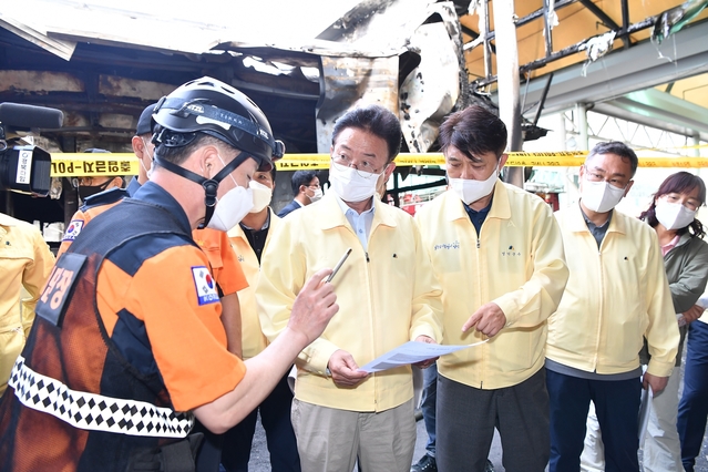 ▲ 이철우 경북도지사가 지난 5일 영덕시장 화재현장을 찾아 현장을 살펴보고 있다.ⓒ경북도